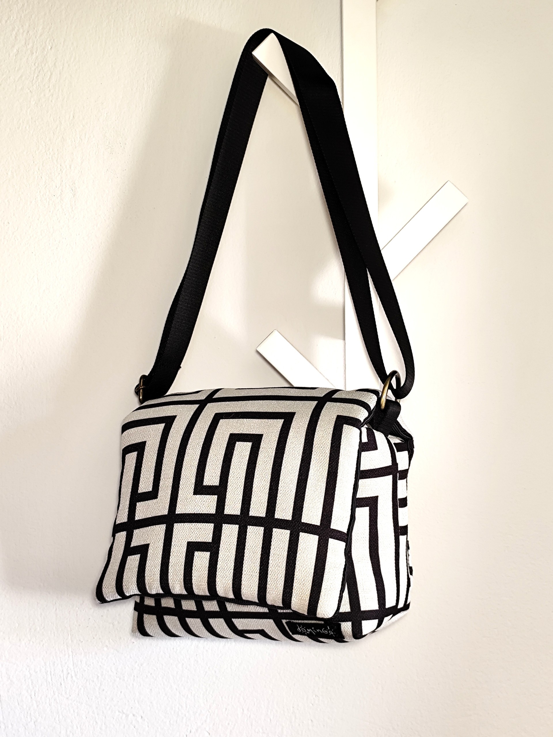Puffer bag black and white Χιαστί Μαίανδρος